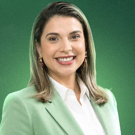 Alessandra Cavalcante, sorrindo, de blazer verde
