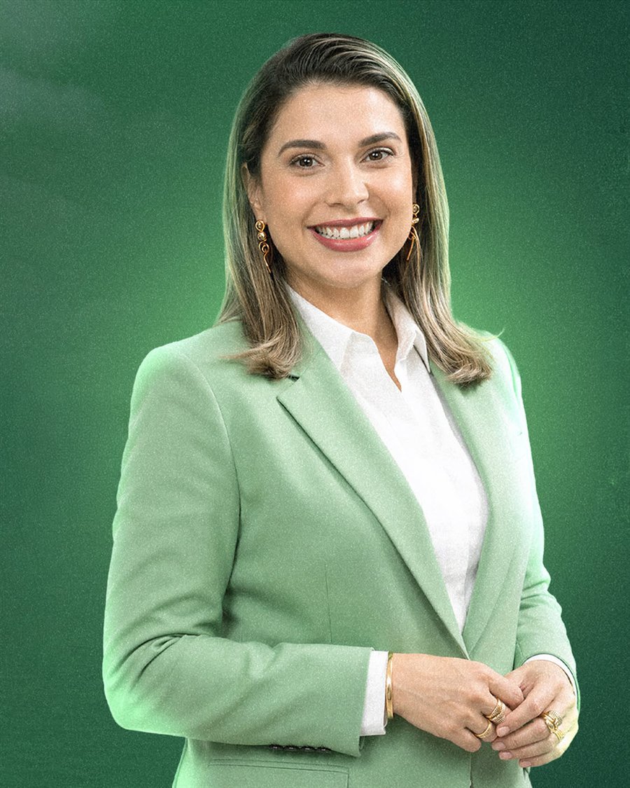 Alessandra Cavalcante de blazer verde, sorrindo